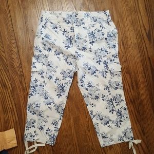 White w blue flowers Capri pants